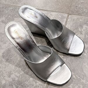 Larroude Jackie Wedge Heel Slide Sandals in Metallic Silver, New, Size 9.5